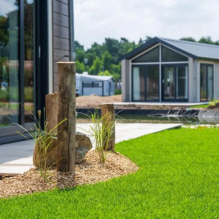 Modernes New Port 067 Mitten Im Gruenen Mit Eigener Terrasse Am Wasser Nr 67 Appartement *